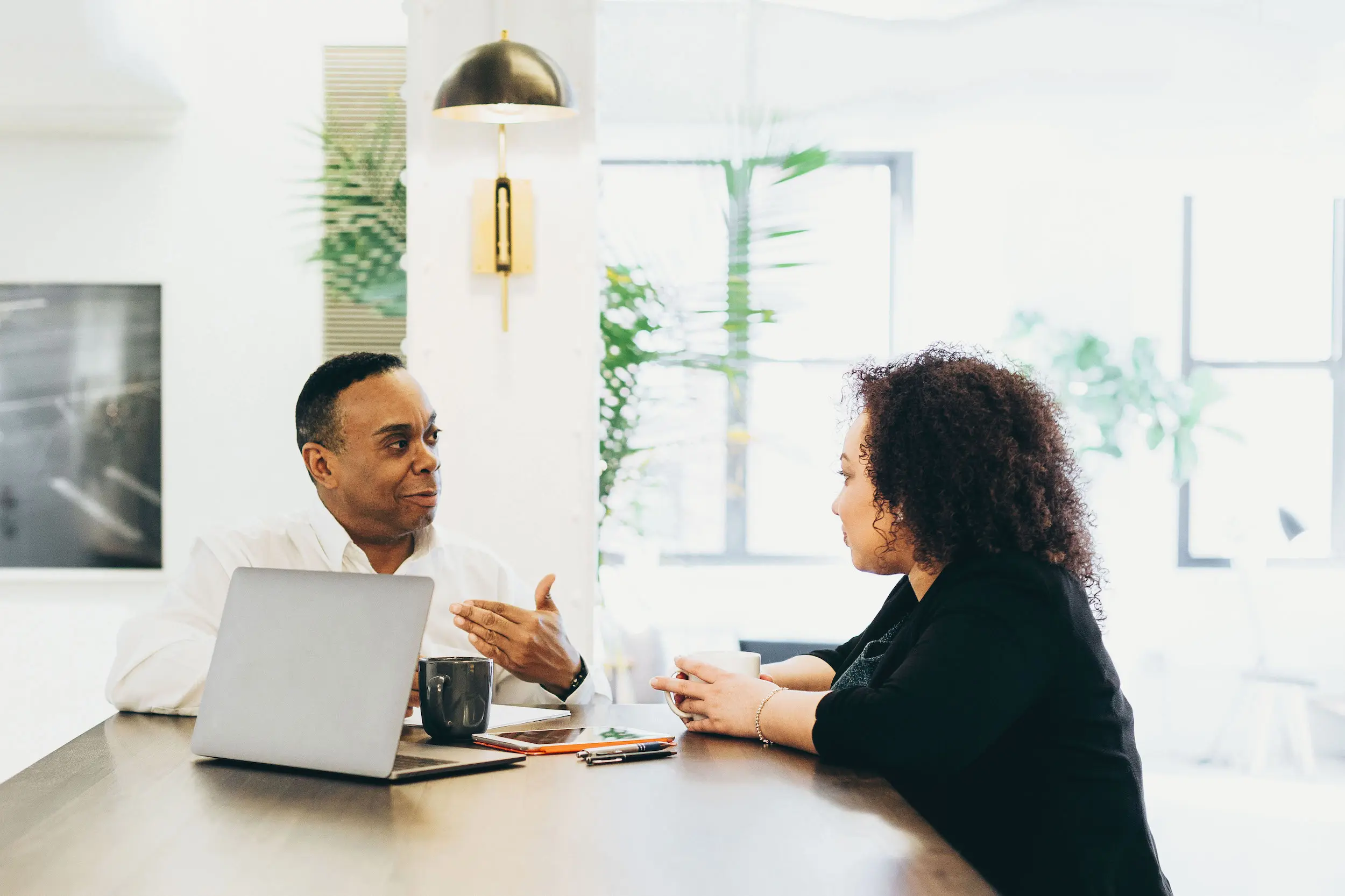 man_and_woman_having_a_business_meeting_in_office-scopio-b184c74a-9ad2-4207-97f3-e60daaaede7b man and woman having a business meeting in office scopio b184c74a 9ad2 4207 97f3 e60daaaede7b